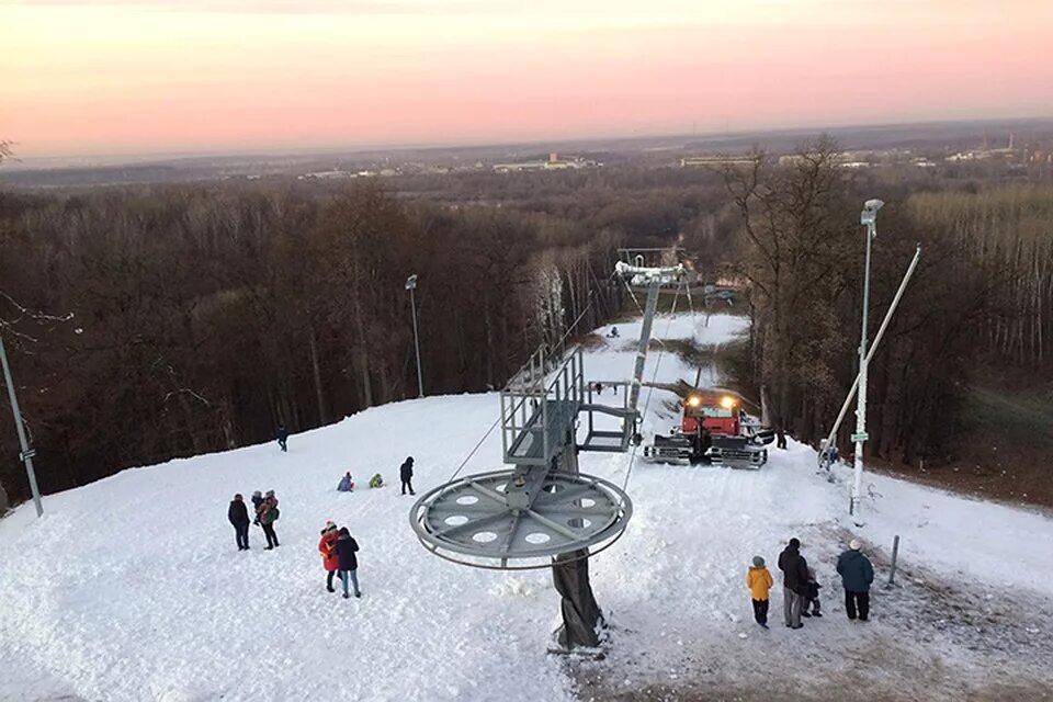 горнолыжный склон курган брянск. брянск горнолыжный комплекс. горнолыжный спуск варяг брянск. лапландия склоны брянск. курган бессмертия брянск лапландия.