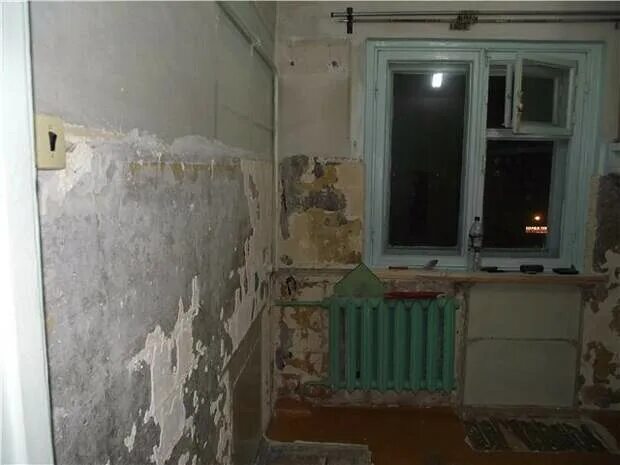 Панелька 5 этажей. Кухня в хрущевке без ремонта. Окна многоэтажного дома. Квартира до ремонта. Панельный дом фасад.