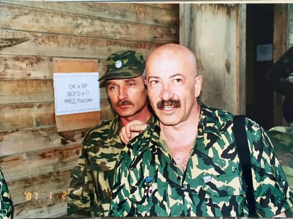 Розенбаум ах дружка потерял в бою. Розенбаум в чечне в 2002 году. розенбаум в чечне. розенбаум в военной форме.