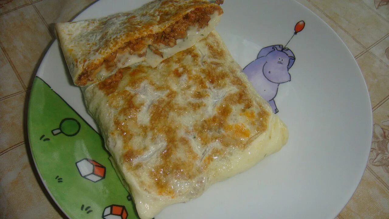 конвертики из слоеного теста с сыром. конвертики из лаваша с сыром и зеленью. лаваш с сулугуни и зеленью. конвертики из слоеного теста с плавленным сыром. конвертик из яиц с начинкой.