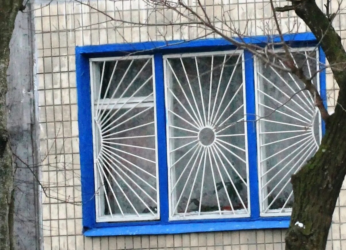 Металлические решетки на окна. Решетка солнышко. Решётка на окно солнышко. Решетки солнышко в. Решетка на окно лучами из центра.