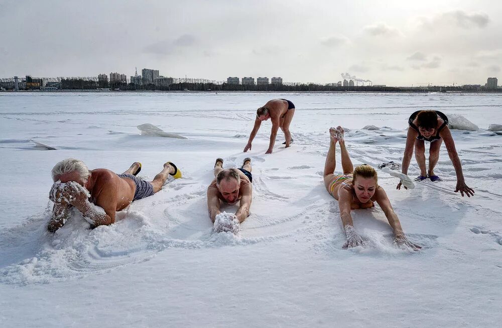 Люди купаются зимою. Купание в снегу. Зимнее купание. Купание моржей. Девушка купается в снегу.