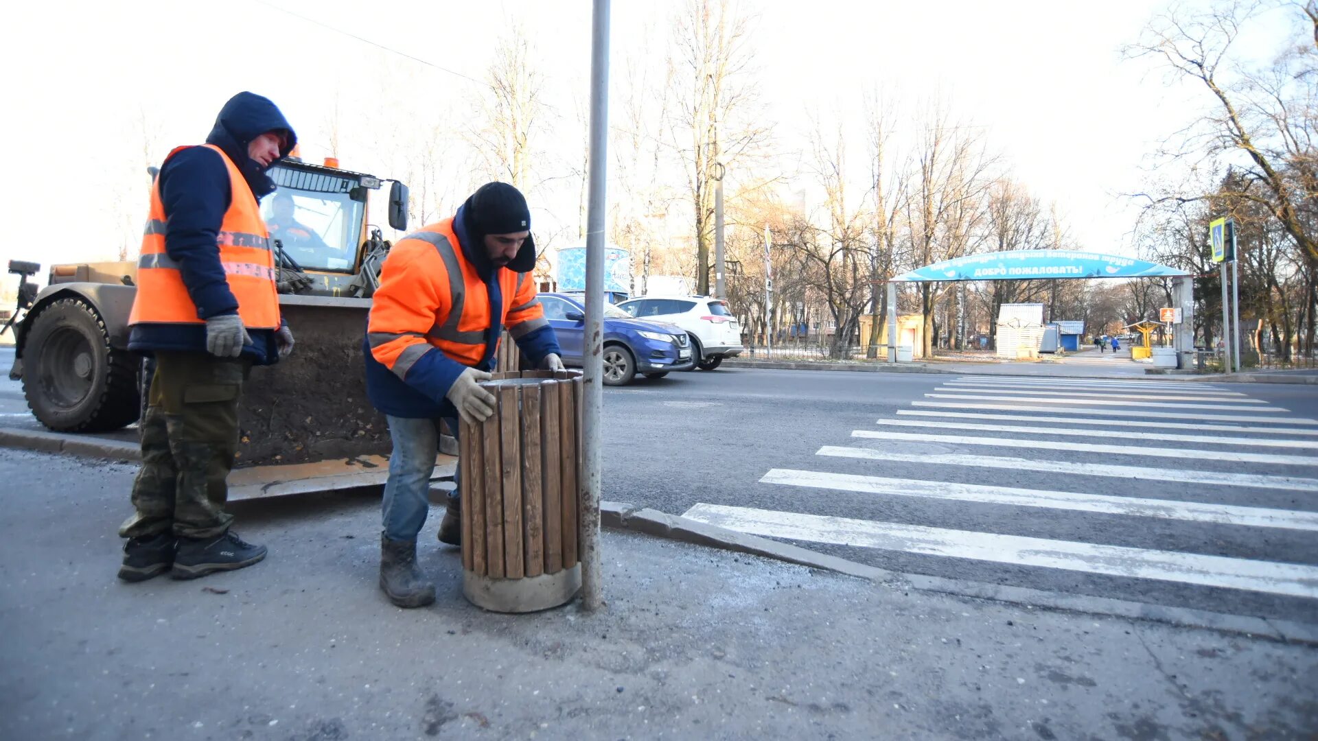 Поставь мусорок. Урны в Вологде. Устанавливает на улице. Урну установили.