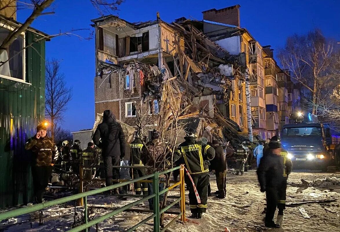 В результате взрыва газа. Взрыв газа в Ефремове Тульской области МЧС. Многоэтажные дома. Взрыв бытового газа. Обрушение зданий.