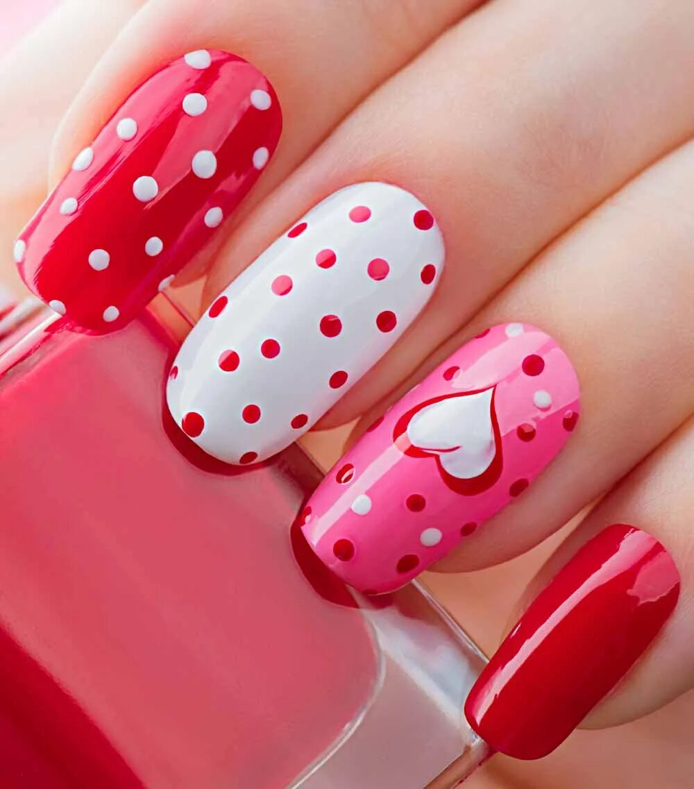 Дизайн ногтей мило. Ногти с сердечками. Маникюр с сердечками на короткие. Розовый маникюр с сердечками. Маникюр красный в горошек.