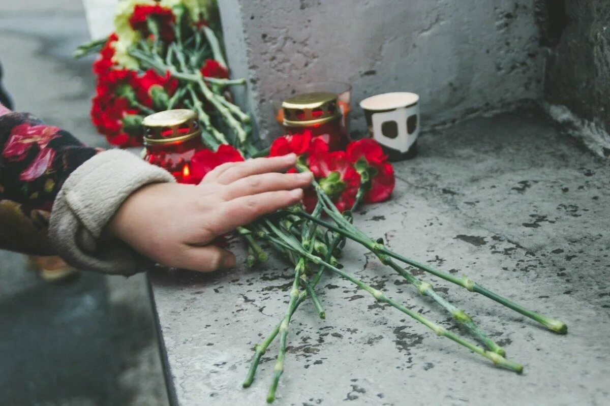 Памяти жертв террористических актов. Памяти жертв террористических актов. Памяти жертв террористических актов. Памяти жертв террористических актов. Памятник трагедии в беслане в москве.