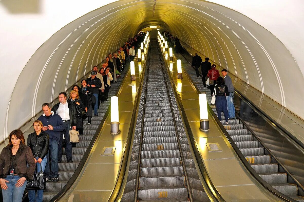 Живу в москве метро. Московский метрополитен эскалатор. Эскалаторы Московского метро. Московский метрополитен. Траволаторы. Метро улица 1905 года эскалатор.