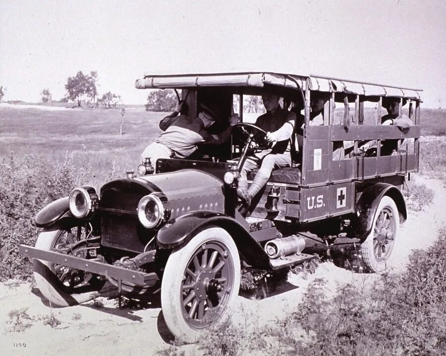 Автомобили первой мировой. Renault санитарный 1916. Фиат 1916. Автотранспорт первой мировой войны. Автомобили первой мировой войны.