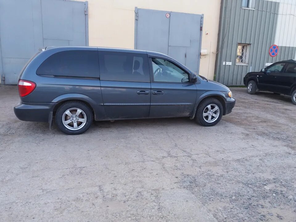 Диски на додж караван. Додж Караван 235/60 r17. 215/70/16 Dodge Grand Caravan 2005. Додж Караван колеса 235 60. Додж Караван на 17 дисках.