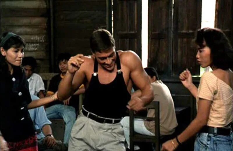 Жан-клод ван дамм танцует в фильме. Кикбоксер жан клод ван дамм танцует. Танец вандама. Жан-клод ван кикбоксер танец. Ван дамм танцует в баре.