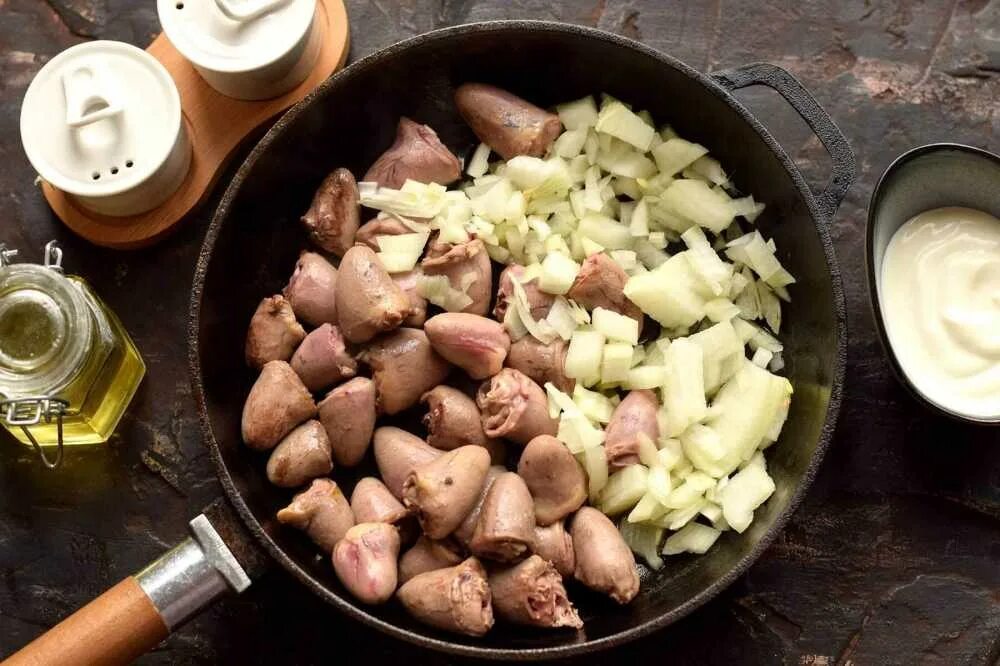 Сколько жарить сердечки на сковороде. Куриные сердечки с луком на сковороде. куриные сердечки с грибами. куриные сердечки с луком. жареные куриные сердечки на сковороде.