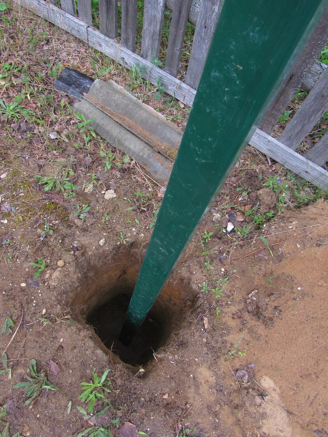 трубы под столбы. трубы под столбы. трубы под столбы. заборный столб из трубы сантехнической 110. бетонирование столбов ограждения.