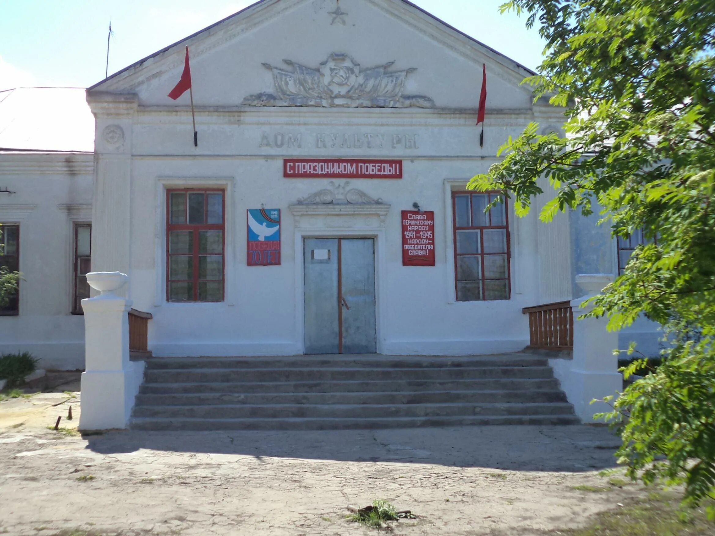 Медвеженское ставропольский край красногвардейский. Дом культуры поселка Медвеженский Ставропольский край. Калач ДК. Калач дом культуры. Калач ДК зал.