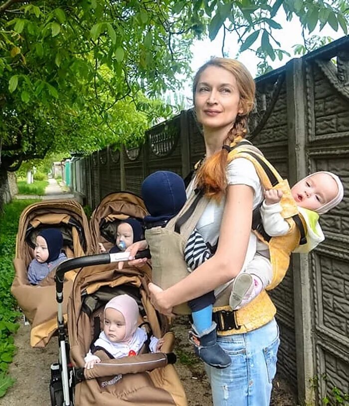 Беременная александра кинова. Беременность пятью детьми. Чешка александра кинова. Александра кинова пятерняшки. Женщина беременна 5 детьми.