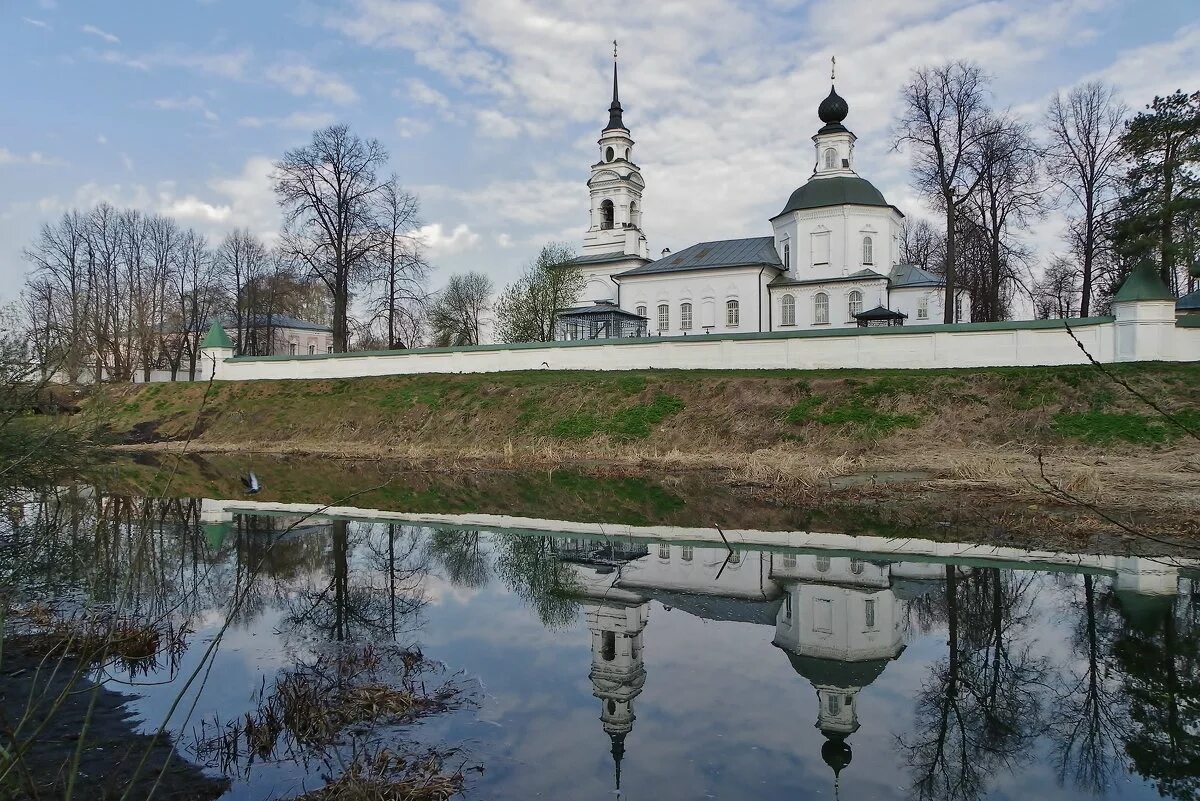 храм на запрудне в костроме. храм на запрудне в костроме. спасо-запрудненский монастырь костромы. церковь на запрудне в костроме. костромская область церковь на запрудне в костроме.