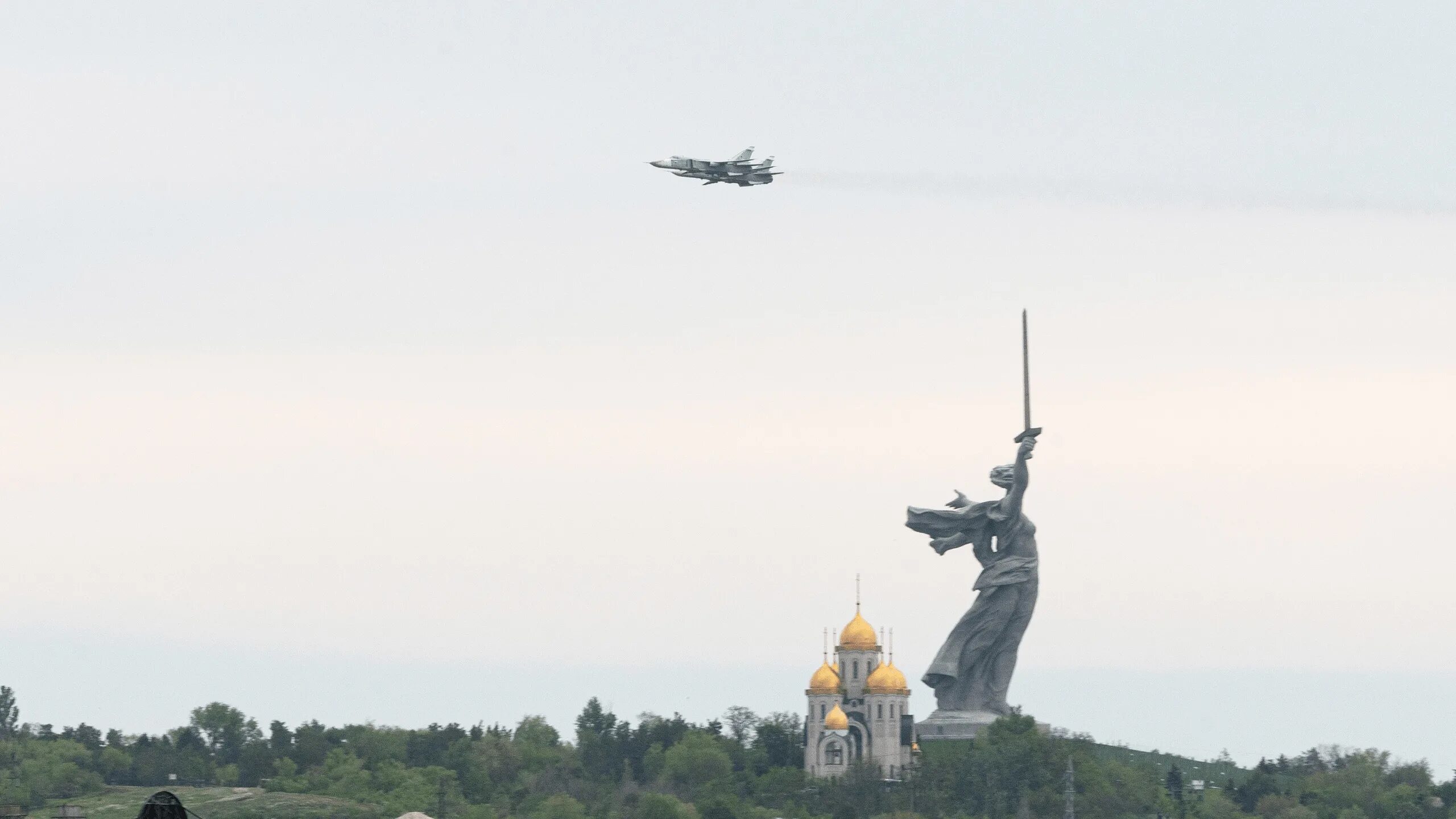 Над волгоградом военные самолеты летают. Что за самолеты летают над волгоградом. Военные самолеты над волгоградом. Самолёт в небе пролетел под самолётом 04. Что за самолеты летают над волгоградом.