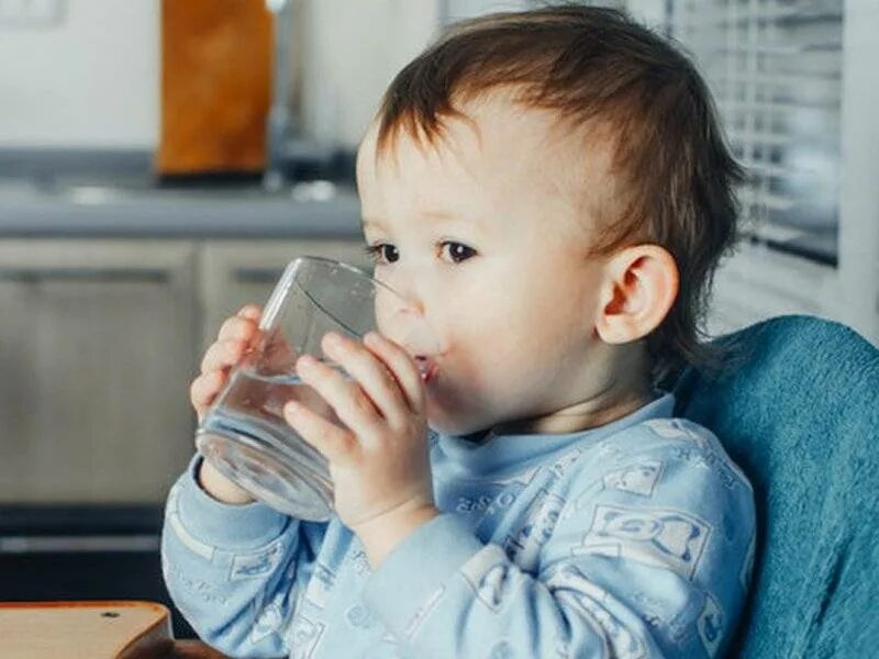Ребенку 2 года много пьет. Малыш пьет. Малыш пьет из чашки. Малыш пьет из кружки. Ребенок пьет из чашки.
