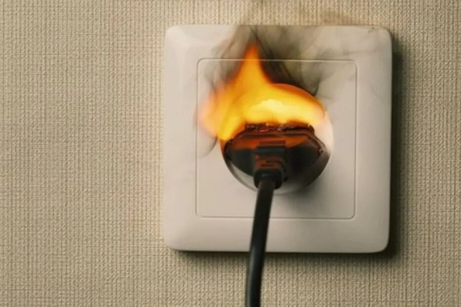 пожар от электроприборов. сгоревшая розетка. замыкание в розетке. неисправные электроприборы. сгоревший удлинитель.