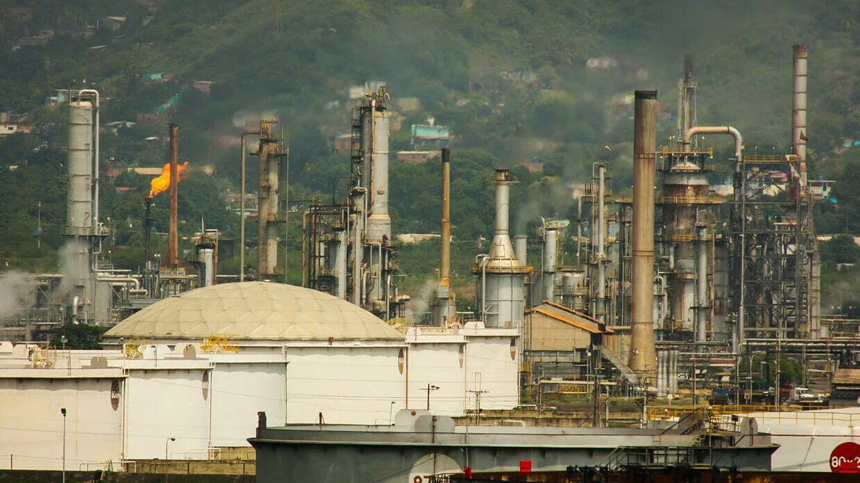 Венесуэла добыча. Нефтехимический завод, Ульсан, Республика Корея. PDVSA Венесуэла. Нефтедобыча в Венесуэле. Отрасли промышленности Венесуэлы.