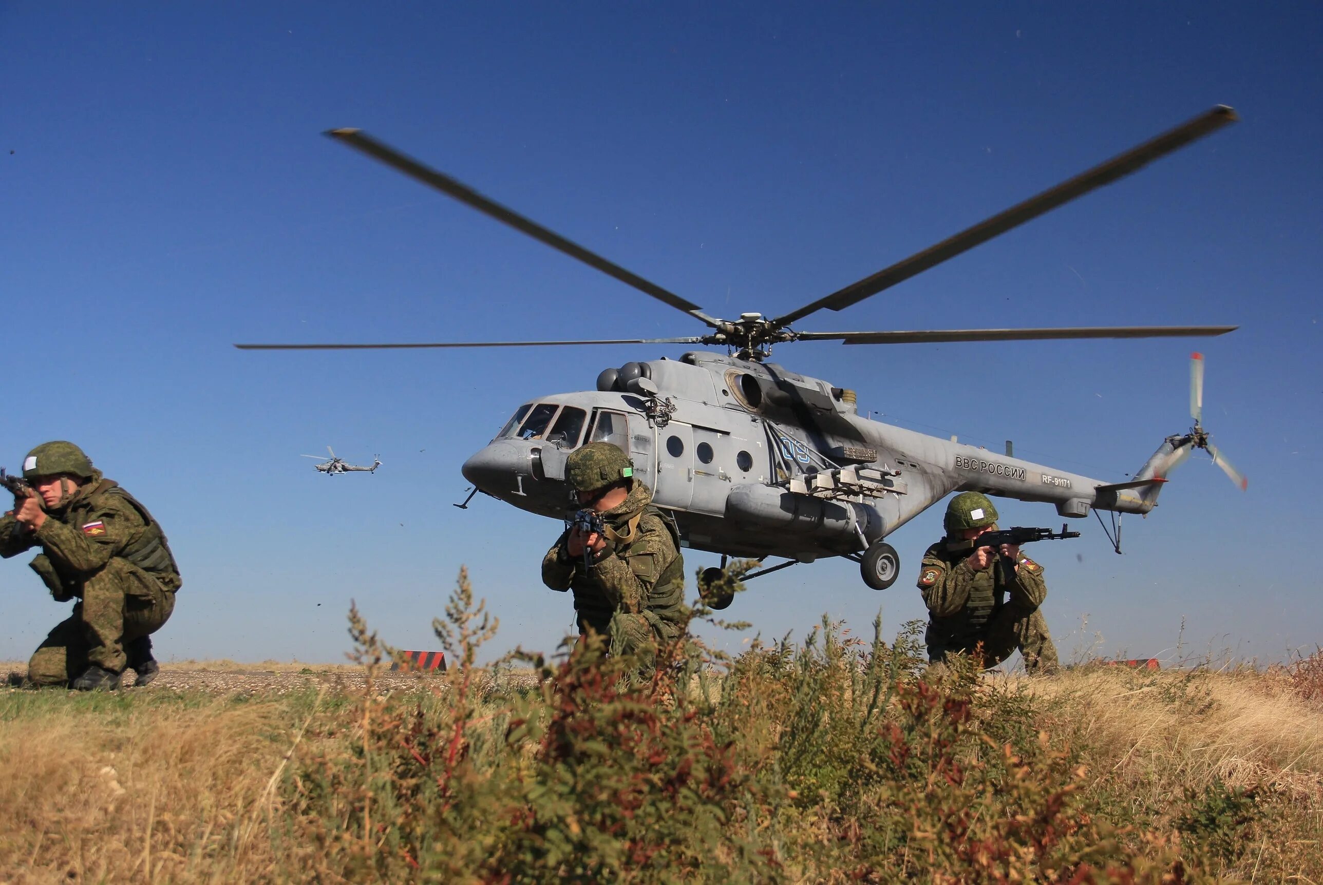 Воздушный десант 3. Российский десантный вертолет. 3 5. Воздушно десантные войска вдв россии. Ми-8амтш высадка спецназа.