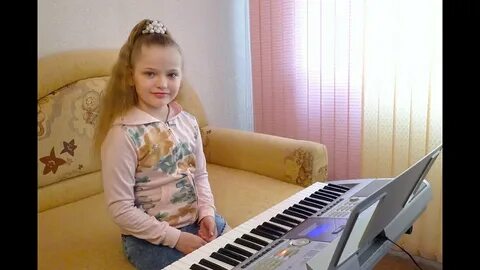 В саду девица гуляла песня
