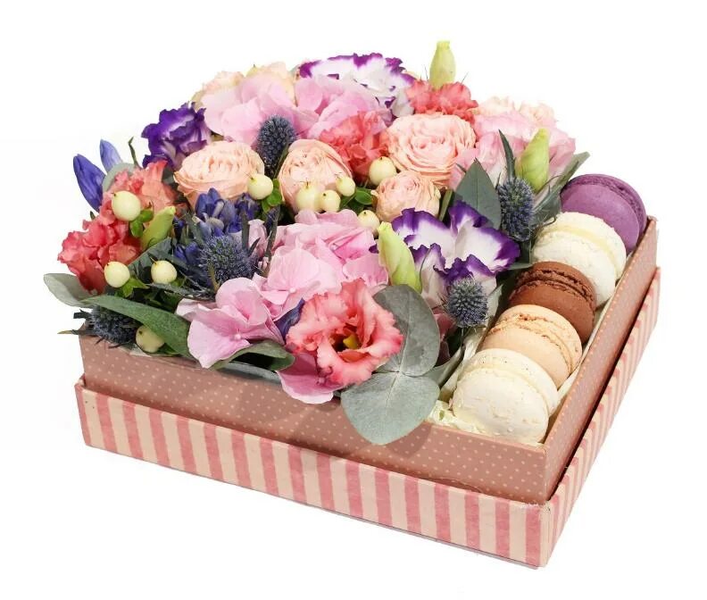 Подарочные букеты цветов. Цветочная композиция в коробке. Коробка для цветов. Коробочка с цветами. Букет цветов в коробке.