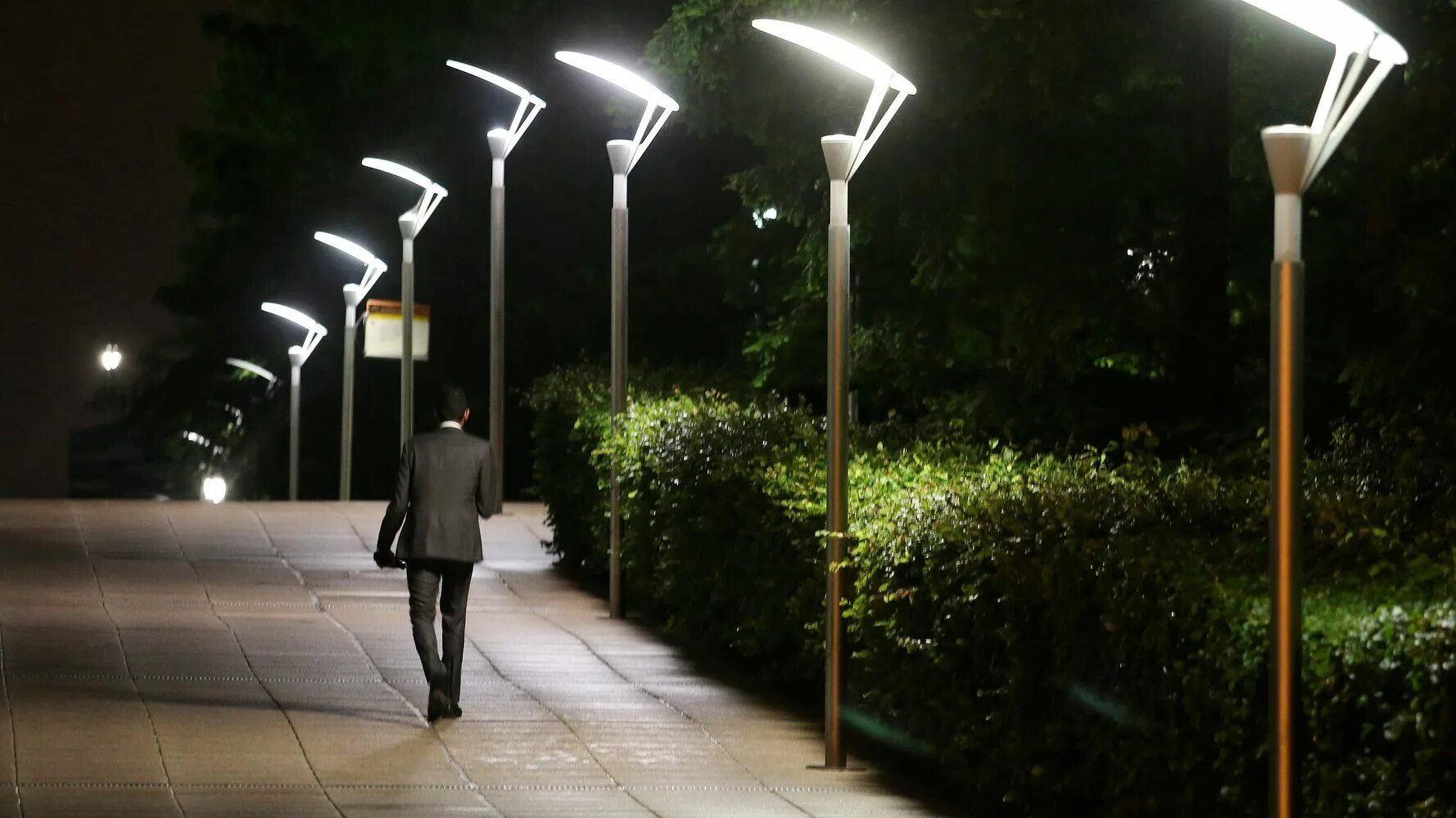 Автоматическое освещение. Уличное освещение. Современные уличные фонари. Светильники в парке. Умные фонари уличного освещения.