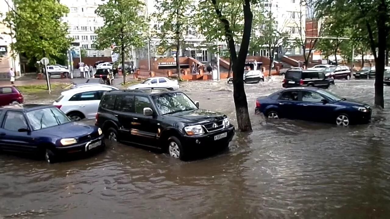 Пермь потоп. Наводнение в перми. потоп в перми. пермь после дождя. паводок пермь.