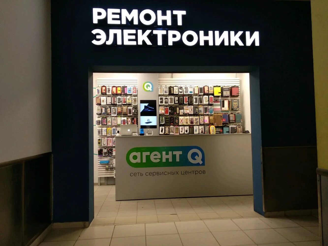 Томми ли джонс. Томми ли джонс 1997. Томми ли джонс 1997. Кей и джей люди в черном. Вывеска деньги электронная.