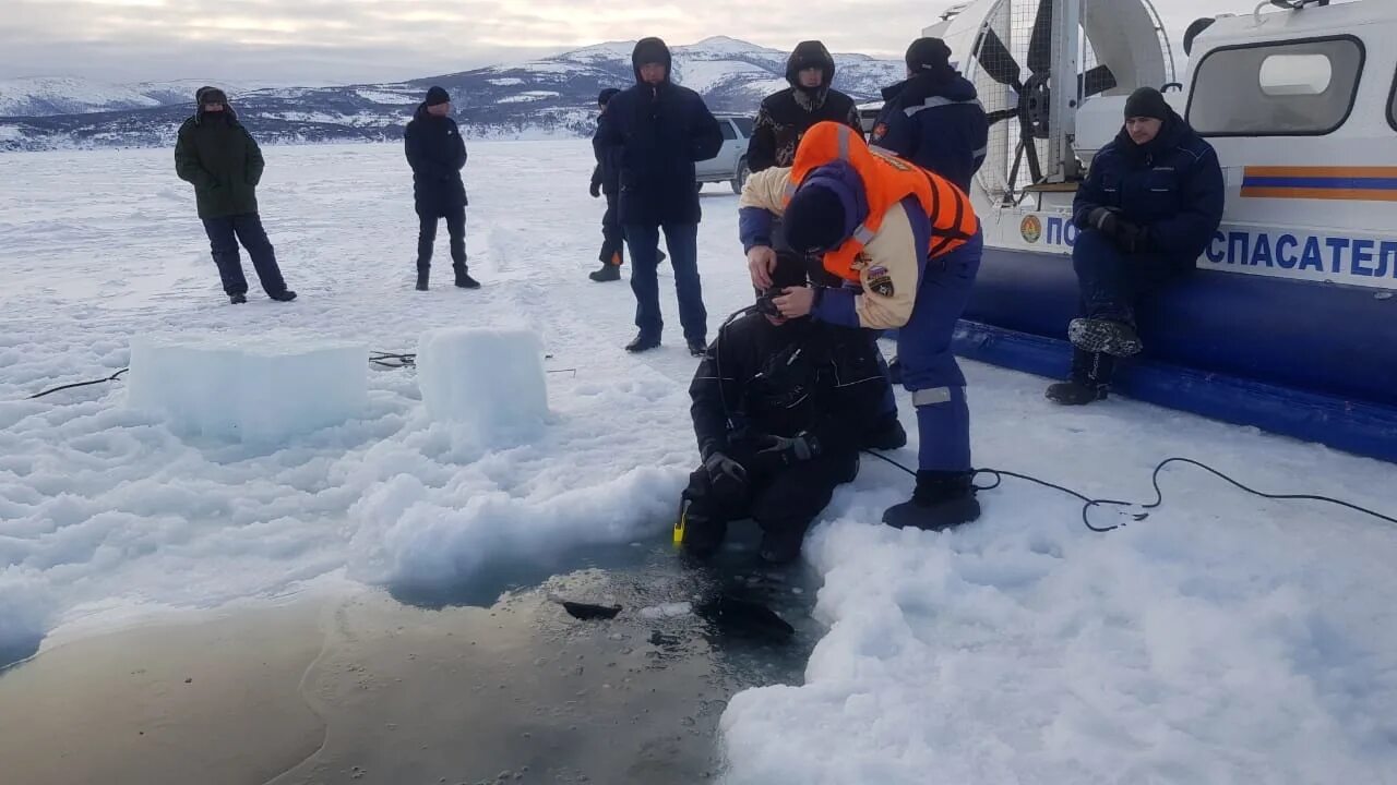 МЧС водолазы Хабаровск ДВРПСО. Спасатель водолаз МЧС. Водолаз на льду. Водолаз подо льдом.