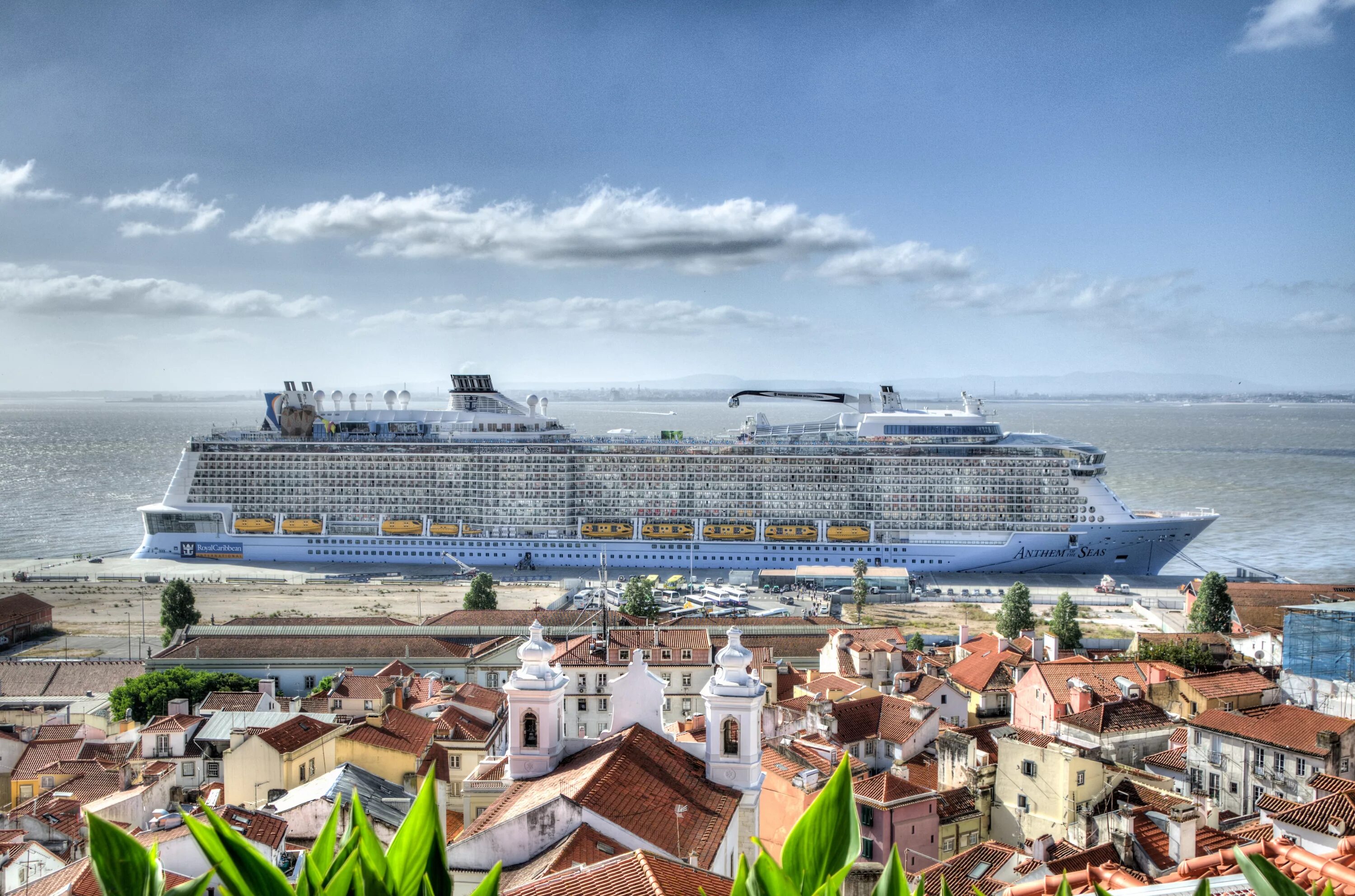 Лиссабон круизный порт. Морской круиз по Средиземному морю. Португалия круиз. Круизный лайнер на Карибы город.