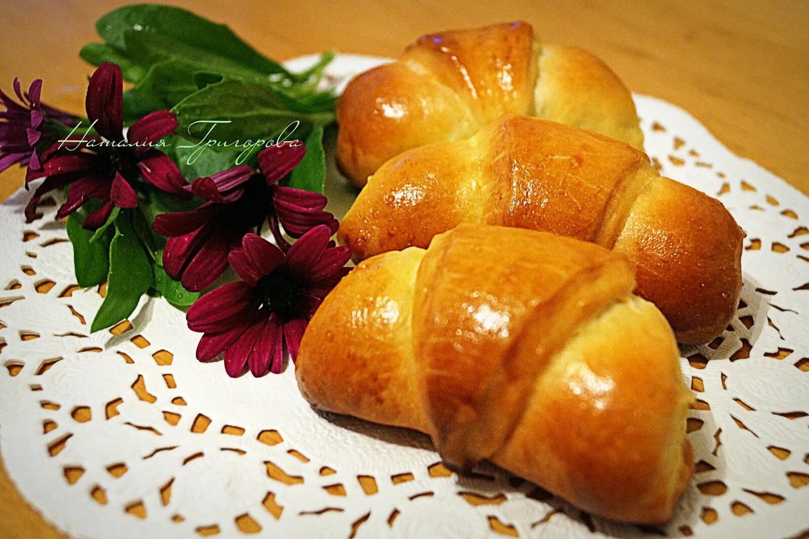 Рецепт булочек с повидлом из дрожжевого теста. Рецепт булочек с повидлом из дрожжевого теста. Рогалики с повидлом из дрожжевого теста в духовке. Сдобная выпечка. Булочки с джемом.