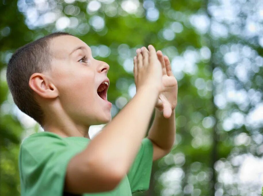 Слышать крик человека. Человек кричит на землю. Человек кричит на другого. Школьник закрывает уши. Мама кричит на ребенка.