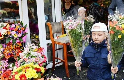Букет "первоклашка". Букет на первое сентября первокласснику. Когда дарят цветы на линейке. Букет на 1 сентября первокласснику. Учитель с цветами на 1 сентября.