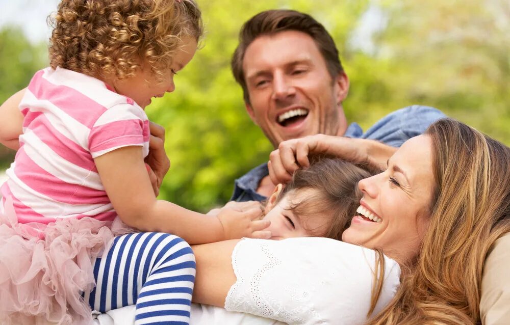 Дети без заботы родителей. Родители и дети. счастливый ребенок с родителями. счастливые отношения в семье. взаимопонимание в семье.