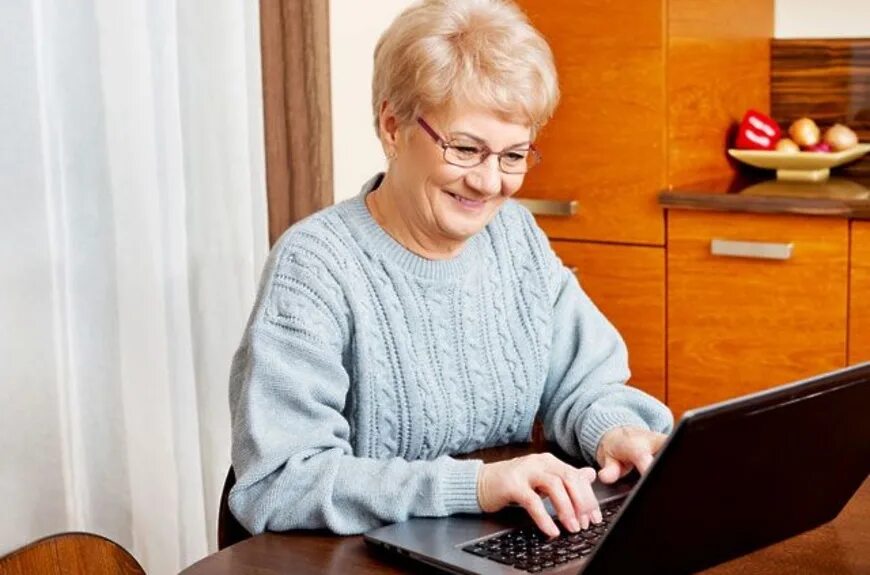 Пенсионер за компьютером. Пенсионеры и компьютер. Пожилые за компом. Бабушка и компьютер.