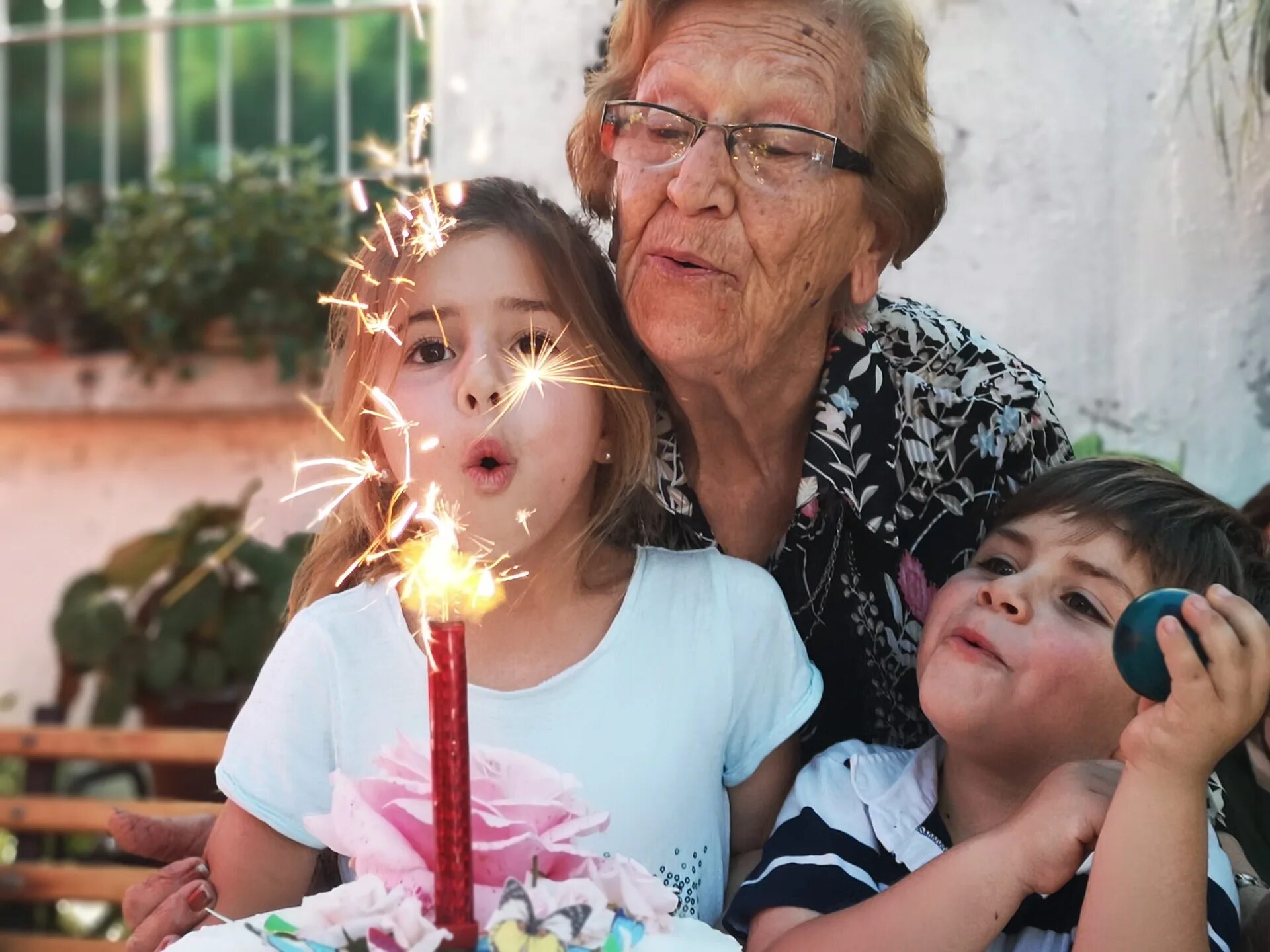 Babushka c vnukom. Доброта дети. Бабушка и внучка. Бабульки внучек. Бабушка и внук.