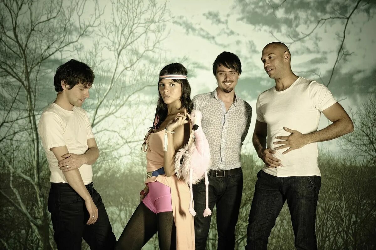 Группа bomba Estereo. Bomba Estereo солистка. Bomba Estereo фото. Their песня