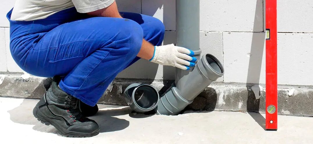 старые канализационные трубы. демонтаж труб канализации. расчеканка чугунного раструба. демонтаж труб канализации. демонтаж труб канализации.