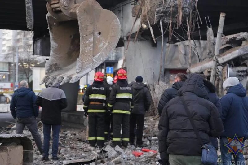 Чп минск сегодня. Обвал моста в минске. в минске на немиге рухнул мост. мчс обрушение моста. мост немига.