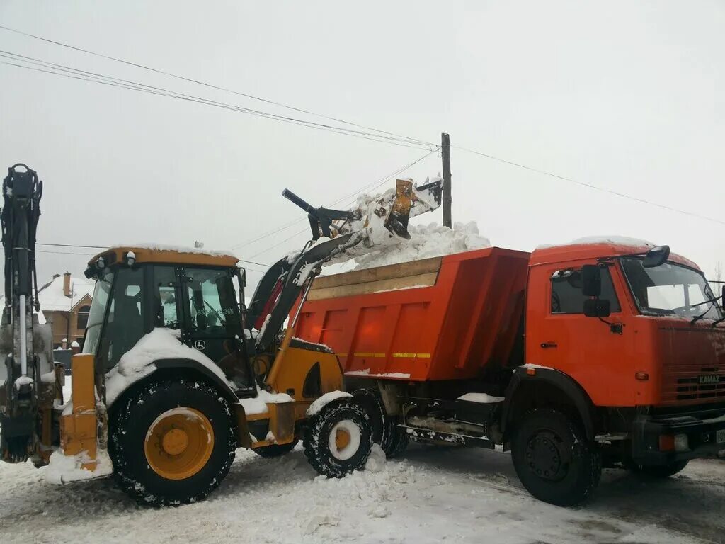 Трактора грузят. Погрузка снега в КАМАЗ. Уборка снега погрузчиком в КАМАЗ. Погрузка самосвалов JCB 3. КАМАЗ 55111 уборка снега.