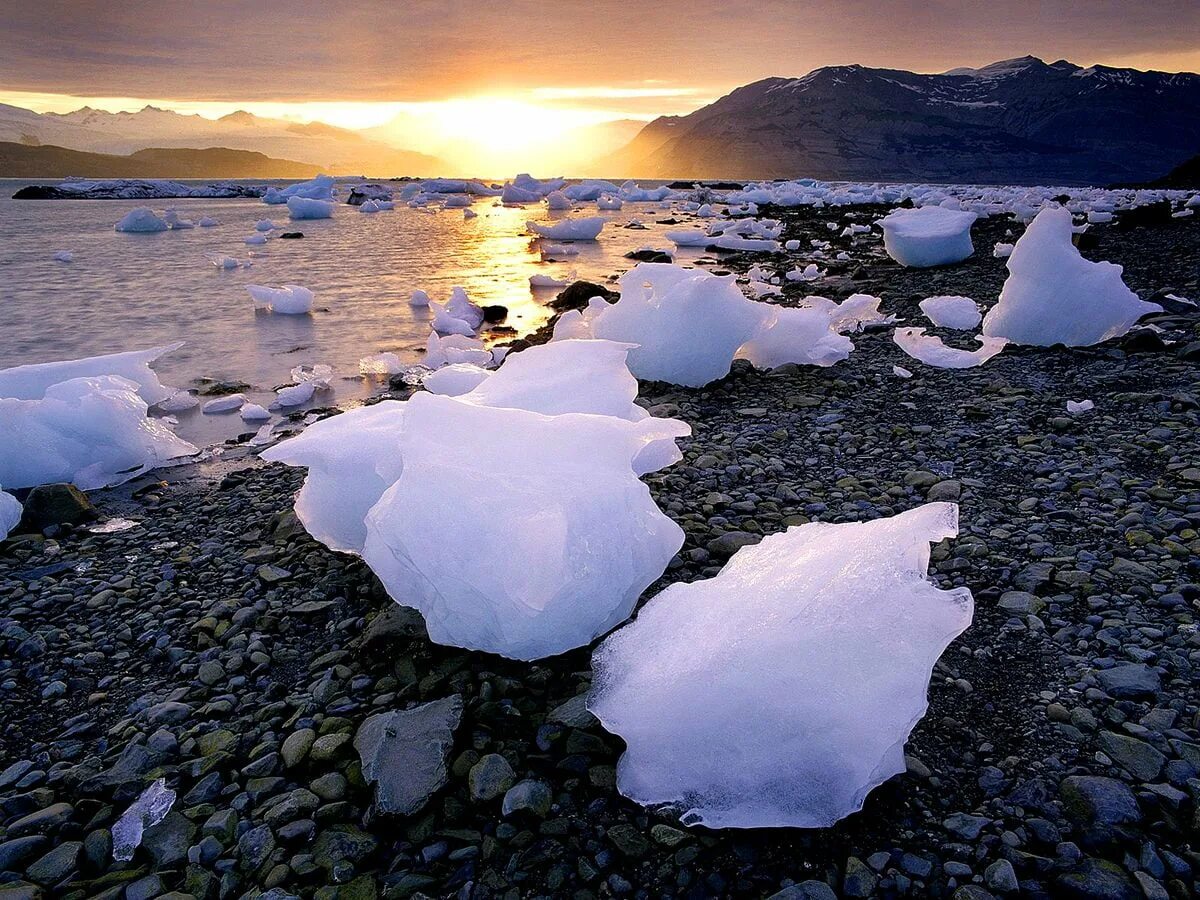 Лед озеро Аляска. Исландия Северный Ледовитый океан. Айсберг Аляске. Ледяное побережье. Кусочки льда на реке
