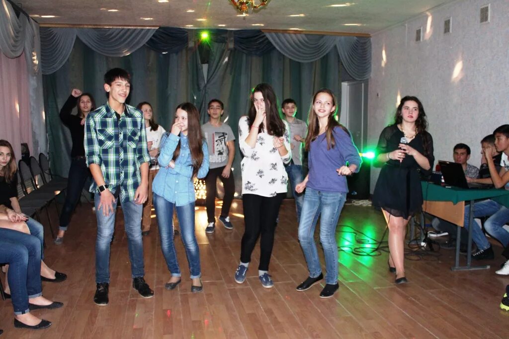 вечеринка в стиле диско для детей. дискотека вечеринка для подростков. стили дискотек в школе. тематические вечеринки в школе. дискотека школьники.