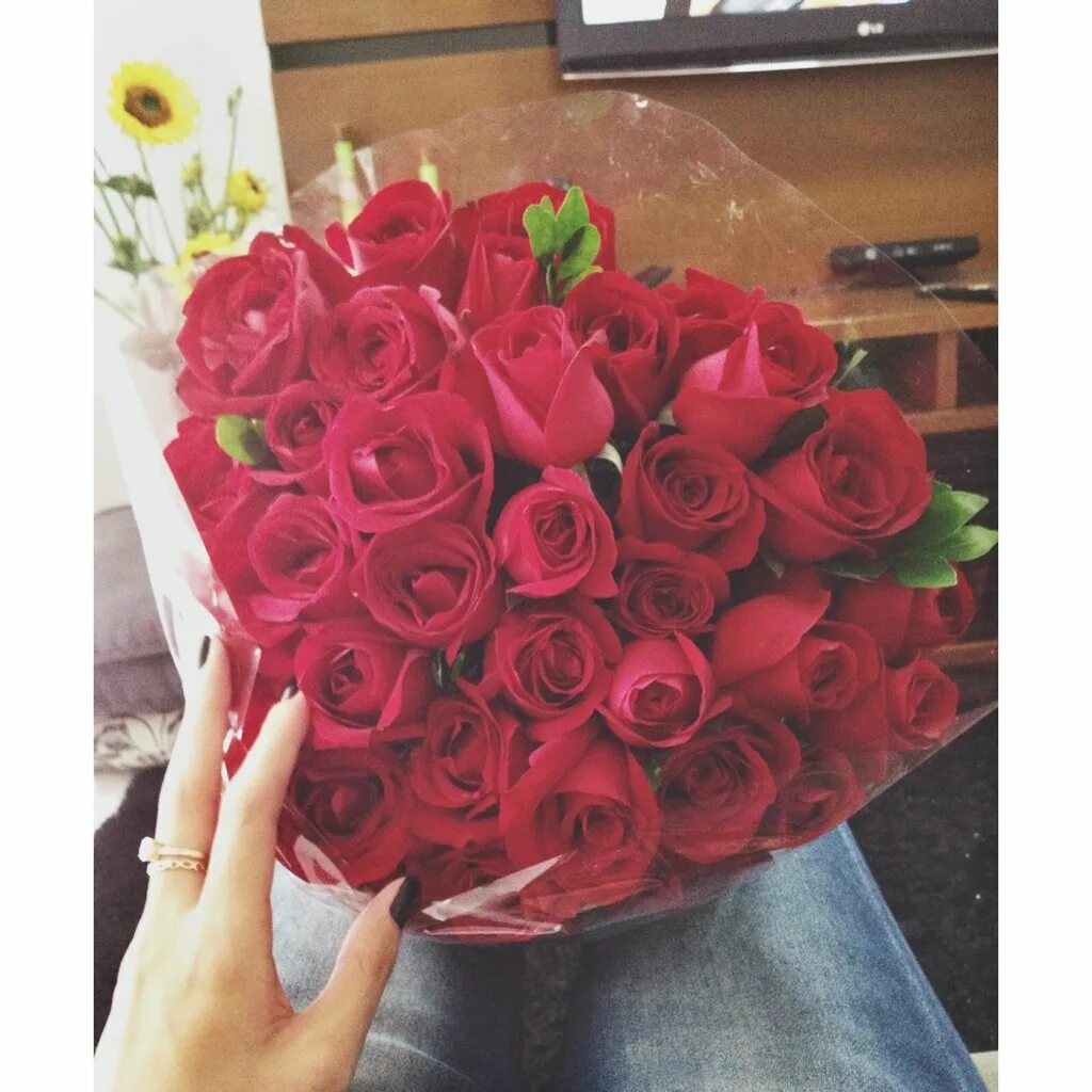 Цветы в руках девушки реальное. Розы цветы букеты селфи. Розовые розы в руках. Букет цветов у девушки реальное. Фото цветов реальные фото в руках.