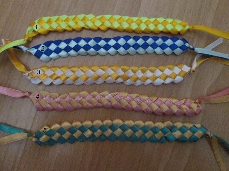 Плетеные браслеты из лент. Фенечки из лент. Фенечки из ленточек. Фенечки из лент. Плетение браслетов из ленточек.