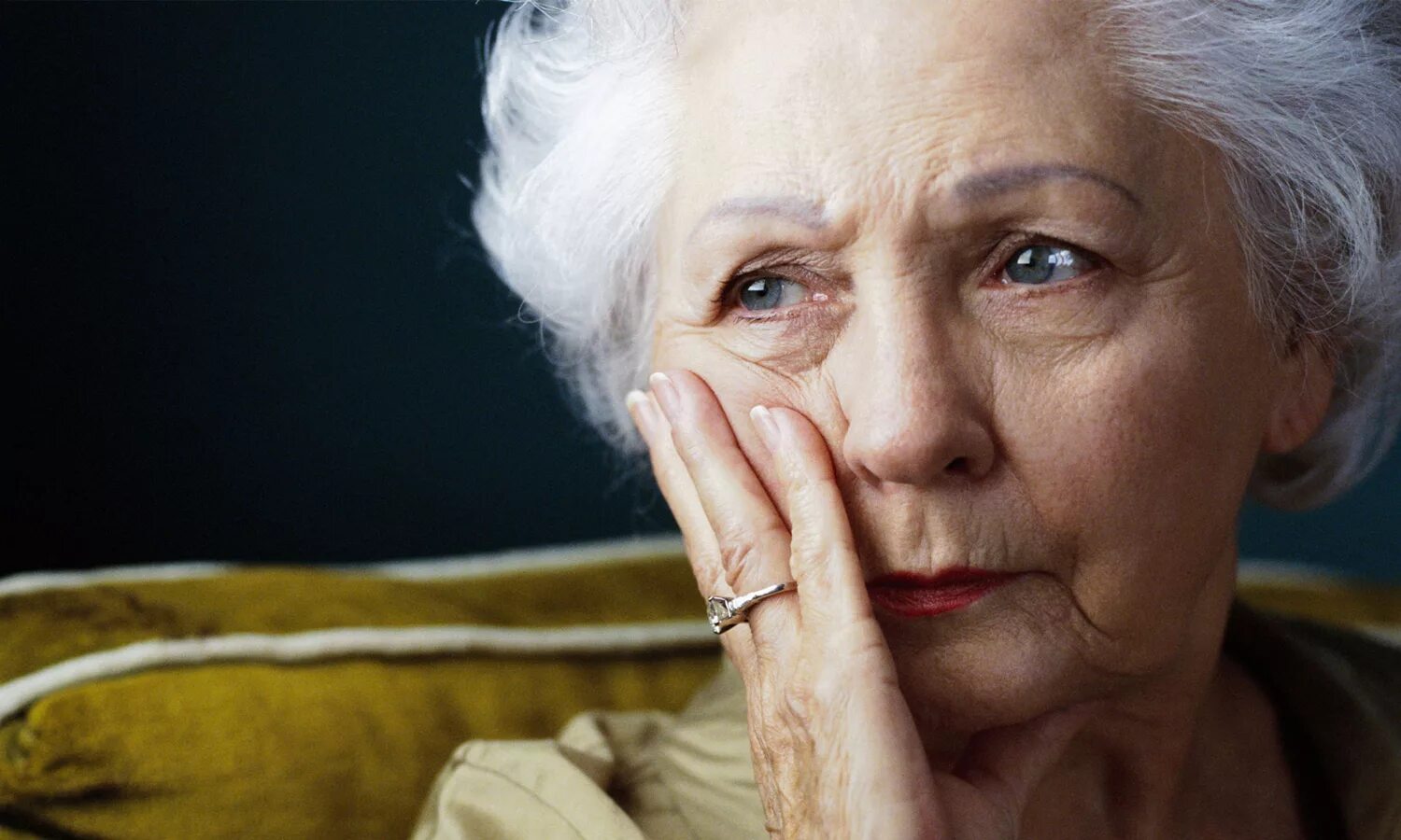 Старая жена 2024. Задумчивая пожилая женщина. Пожилая женщина грустит. Женщина старшего возраста. Грустная пожилая женщина.