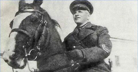 На этой фотографии запечатлены прославленные генералы кавалеристы