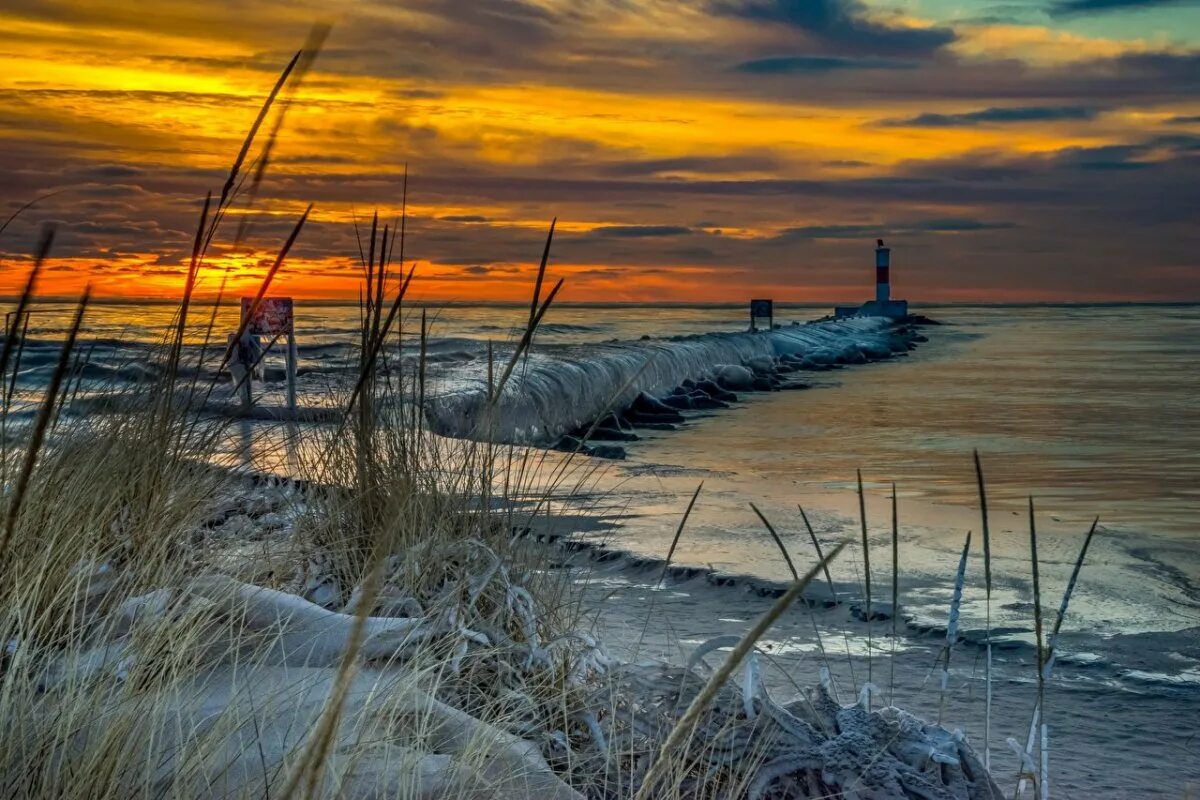 Красивое море зимой. Зимнее море. берег моря зимой. море зима закат. побережье моря зимой.
