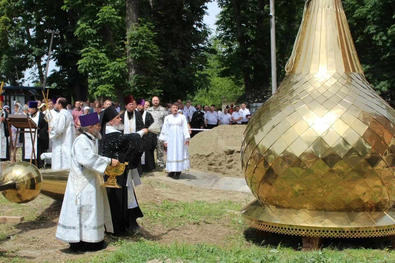 Освящение куполов в храме станица Троицкая. Церковь без куполов. Станица Троицкая Крымский район. Деревянный храм всех святых 17 куполов.