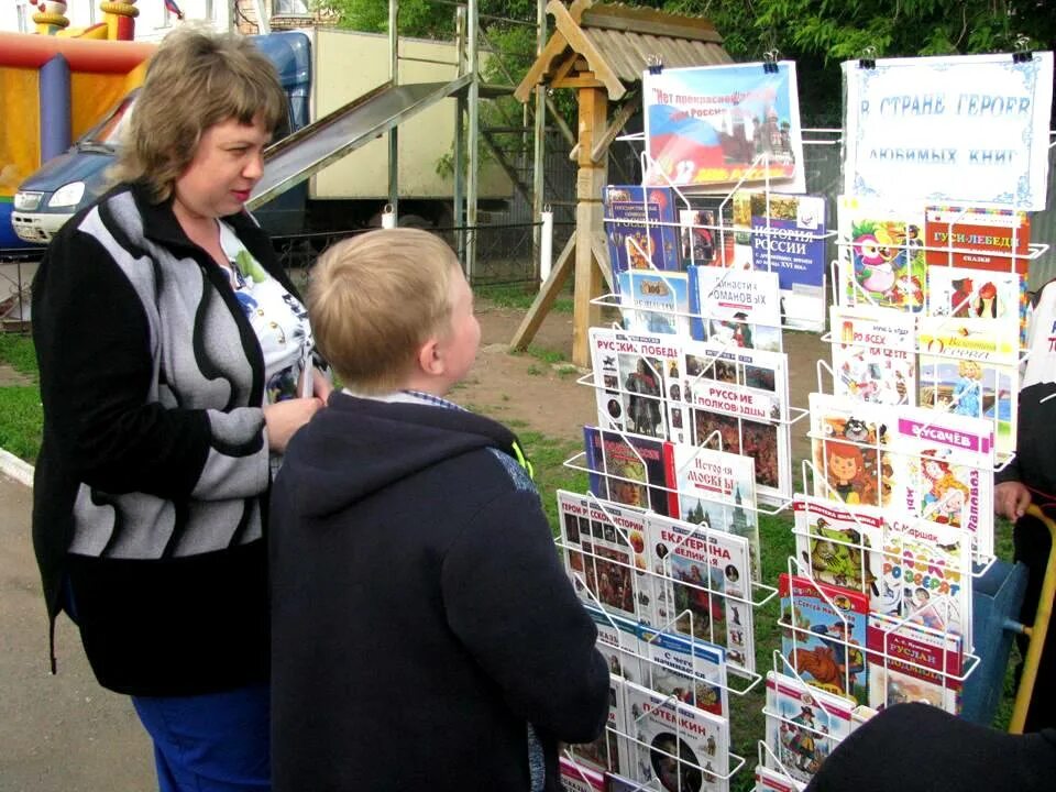 тематическая библиотечная площадка. уличная библиотека проект. мероприятия в библиотеке. мук централизованная библиотечная система г. выдающиеся земляки библиотечная площадка в сквере.